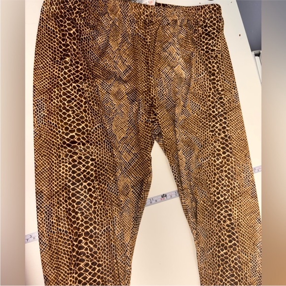 Joseph Ribkoff Discontinued
Gold Snake Animal Print
Leggings size 8 or Medium - Picture 4 of 5